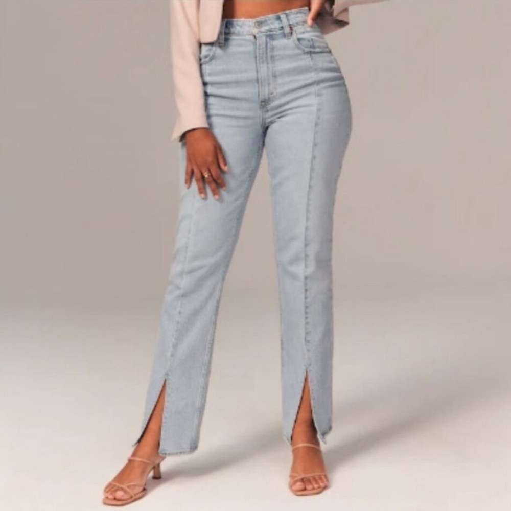 Abercrombie & Fitch The 90s Straight Ultra High Rise Split Hem Light
Wash